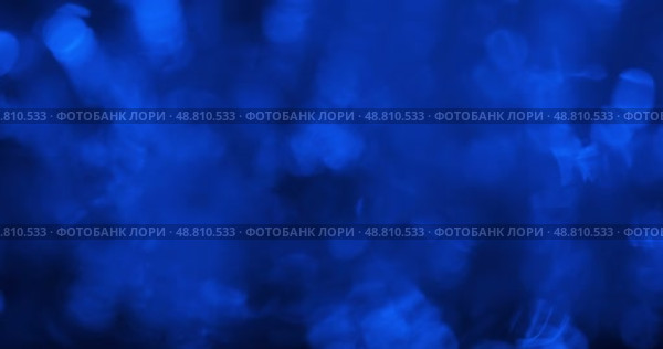 Капля падает в воду с отраженным синим боке. Волны и рябь на поверхности воды. Красивое движение синего боке в воде. Стоковое видео, видеограф Александр Собко / Фотобанк Лори
