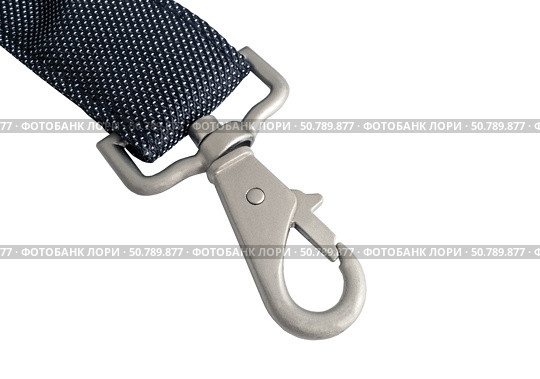 Карабин с защёлкой для ремня сумки на белом фоне. Belt rope strap lanyard, hanging clasp snap latch hook carabiner, isolated macro closeup. Стоковое фото, фотограф Татьяна Д / Фотобанк Лори