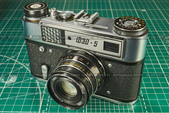 Karachev, Bryansk region Russia - February, 16, 2025: Retro photographic equipment of the USSR – FED-5 rangefinder film camera with an Industar-61L/D lens. Close-up. Virtual Museum of Electronics. Редакционное фото, фотограф Андрей Жигальцов / Фотобанк Лори