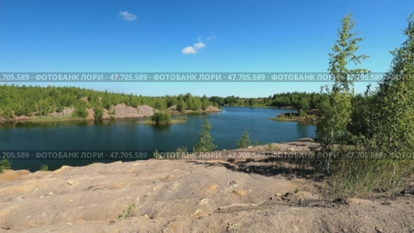 Карьер с голубой водой и полет чаек. Стоковое видео, видеограф Olga Buzuleva / Фотобанк Лори