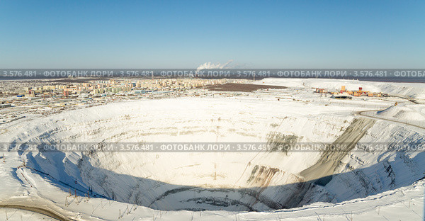 Карьер трубки «Мир» в солнечный зимний день (2012 год). Редакционное фото, фотограф Роман Фомин / Фотобанк Лори