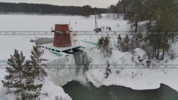 Карпысакский водопад, Тогучинский район, Новосибирская область, слияния рек Буготак и Карпысак. База отдыха "У Водопада", (зима 2024 г.). Karpysaksky waterfall, Toguchinsky district, Novosibirsk region, the confluence of the Bugotak and Karpysak rivers. (Winter 2024). Karpysaksky瀑布，Toguchinsky区，新西伯利亚地区，Bugotak河和Karpysak河的汇合处。 (2024年冬季) Стоковое видео, видеограф Денис Баданин / Фотобанк Лори