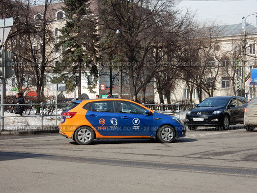 Каршеринг. Автомобиль сервиса поминутной аренды автомобиля "Делимобиль" на 9-ой Парковой улице. Район Измайлово. Город Москва (2018 год). Редакционное фото, фотограф lana1501 / Фотобанк Лори