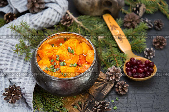 Картофель с мясом запеченные в горшочке. Приготовление блюд в духовке. Стоковое фото, фотограф Наталья Осипова / Фотобанк Лори