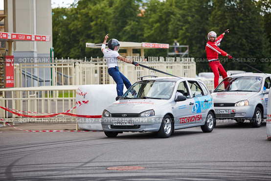 Каскадеры из команды Автородео Тольятти во время Speedfest , Лужники,  Москва, Россия (2012 год). Редакционное фото, фотограф Losevsky Pavel / Фотобанк Лори