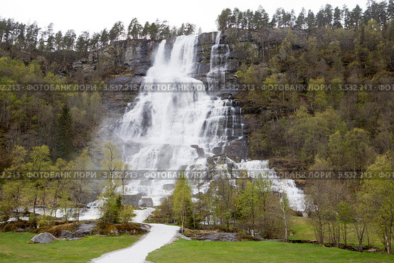 Каскадный водопад Твиндефоссен (Tvindefossen) Норвегия. Стоковое фото, фотограф Евгений Селиванов / Фотобанк Лори