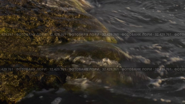 Каспийское море на закате. Волны набегают на скалистый берег. Caspian Sea at sunset. Waves run onto a rocky shore. Стоковое видео, видеограф Евгений Романов / Фотобанк Лори