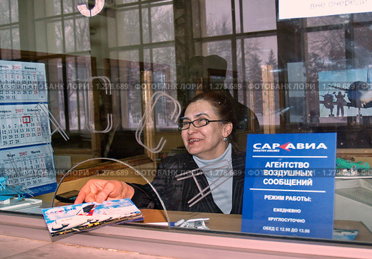 Кассы продажи авиабилетов в здании Саратовского аэровокзала (2007 год). Редакционное фото, фотограф Александр Легкий / Фотобанк Лори