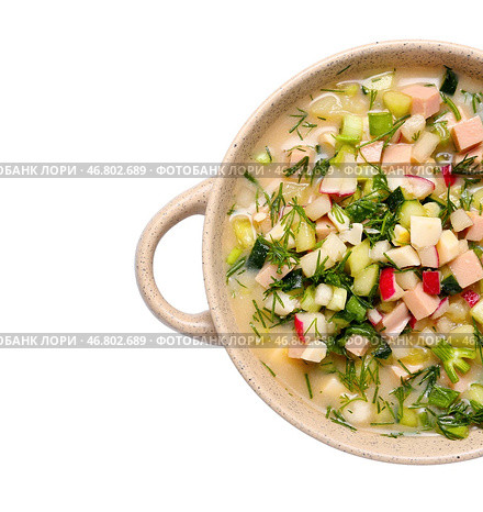 Кастрюля с вкусной окрошкой на белом фоне. Стоковое фото, фотограф Pixel_shot / Фотобанк Лори