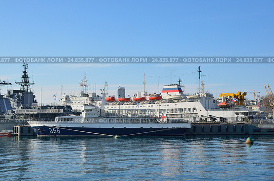 Катер Командующего Тихоокеанского Флота КСВ-356' 'Ураган' в порту Владивостока. Редакционное фото, фотограф Овчинникова Ирина / Фотобанк Лори