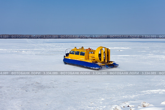 Катер на воздушной подушке на берегу реки. Стоковое фото, фотограф FotograFF / Фотобанк Лори