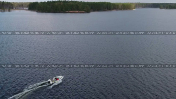 Катер плывет по воде, вид сверху. Стоковое видео, видеограф Кекяляйнен Андрей / Фотобанк Лори