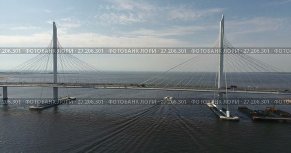 Катер проходит под виадуком Западного Скоростного Диаметра. Петровский фарватер, Финский залив, Санкт-Петербург (2017 год). Стоковое видео, видеограф Кекяляйнен Андрей / Фотобанк Лори