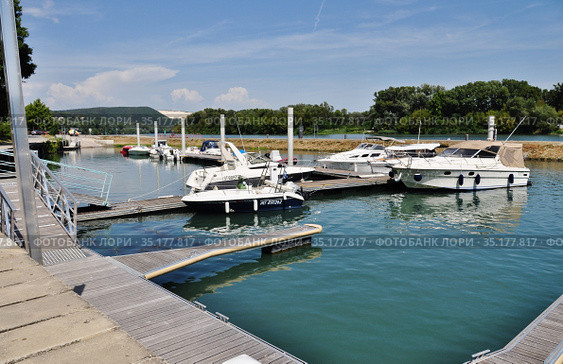 Катера на причале в порту Вивье (Port de plaisance de Viviers); берег реки Рона, Франция (2020 год). Стоковое фото, фотограф Вера Смолянинова / Фотобанк Лори