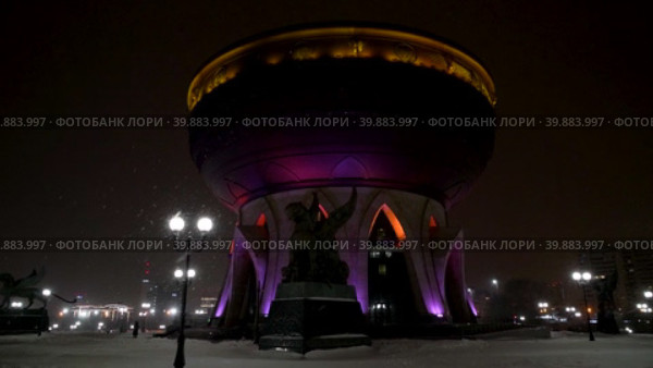 Казан - дворец бракосочетания в городе Казань в виде огромного котла - казана. Снежная зимняя ночь. (2023 год). Стоковое видео, видеограф Sergei Gorin / Фотобанк Лори