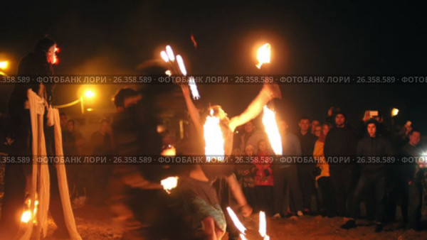 Kazan, Russia, 12 may 2017 - fire show on beach of Kazanka river - spectators and artists. Редакционное видео, видеограф Константин Шишкин / Фотобанк Лори