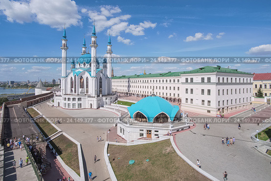 Казанский кремль. Вид на мечеть "Кул-Шариф", здания и постройки на территории кремля и город со смотровой площадки на башне (2016 год). Стоковое фото, фотограф Горшков Игорь / Фотобанк Лори