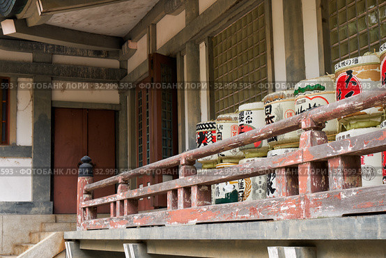 Kazaridaru - the decoration sake barrels near a Shinto shrine. Osaka. Japan (2019 год). Редакционное фото, фотограф Сергей Пристяжнюк (Serg Zastavkin) / Фотобанк Лори