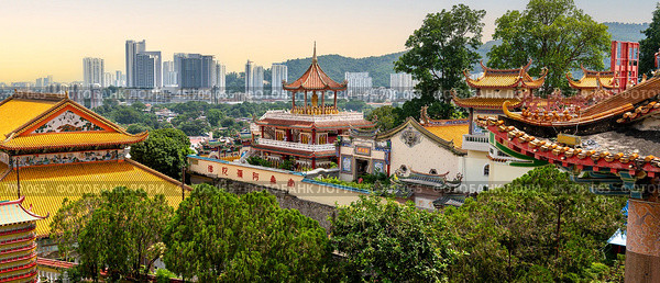 Kek Lok Si Temple Penang Malaysia panoramic view traditional Chinese architecture golden roofs pagoda lush greenery city skyline famous tourist attraction cultural heritage serene landscape. Стоковое фото, фотограф Павел Муравьев / Фотобанк Лори