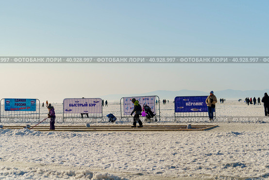 Керлинг на льду эмалированными чайниками. Владивосток, Россия (2021 год). Редакционное фото, фотограф Виктория Кольцова / Фотобанк Лори
