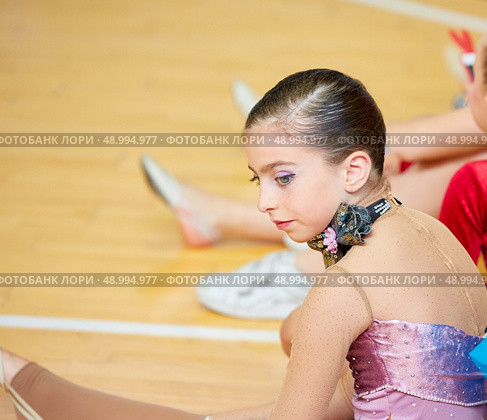 kid girl rhythmic gymnastics on wooden deck profile. Стоковое фото, агентство Ingram Publishing / Фотобанк Лори