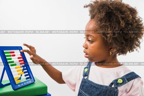 kid playing with abacus studio. Стоковое фото, агентство Ingram Publishing / Фотобанк Лори
