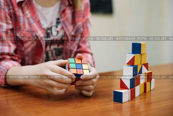 kid playing with puzzlement. Resolution and high quality beautiful photo. kid playing with puzzlement. High quality beautiful photo concept. Стоковое фото, агентство Ingram Publishing / Фотобанк Лори