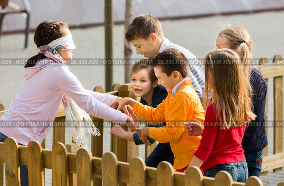 kids playing at Dead man in street. Стоковое фото, фотограф Яков Филимонов / Фотобанк Лори