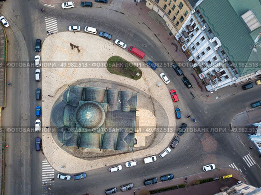 Kiev district Podol view from above on the Church of the Assumption of the Virgin Pirogoschi around the road with parked cars. Drone photograph. Top view at the Church of the Assumption of the Virgin Pirogoshchi, Podol district in the city of Kiev, Стоковое фото, агентство Ingram Publishing / Фотобанк Лори