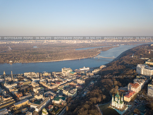 Kiev, Ukraine - April 7, 2018: Panoramic view of the Dnieper River pedestrian bridge, Trukhanov Island and Andreevskaya church . Стоковое фото, фотограф Ярослав Данильченко / Фотобанк Лори