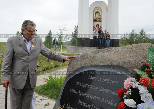 Киноактёр Алексей Ванин  на месте гибели артиста Михаила Евдокимова (2009 год). Редакционное фото, фотограф Free Wind / Фотобанк Лори