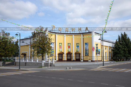Кинотеатр "Родина". Кашира, Московская область. Россия (2021 год). Редакционное фото, фотограф Анна Карасева / Фотобанк Лори