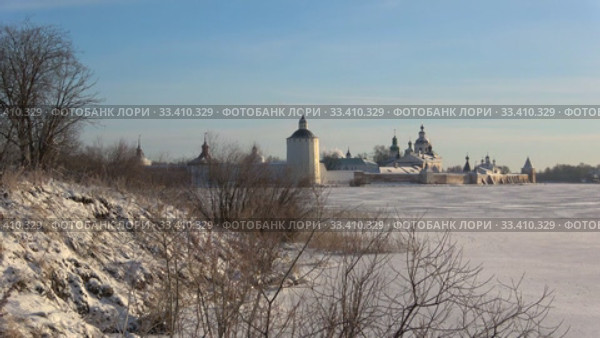 Кирилло-Белозерский монастырь в зимнем пейзаже морозным декабрьским днем. Вологодская область, Россия (2019 год). Стоковое видео, видеограф Виктор Карасев / Фотобанк Лори