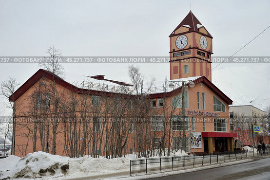 Kirovsk, Murmansk region, Russia, March 13, 2024: Museum and Exhibition Сenter of JSC Apatit with clock tower. Редакционное фото, фотограф Алексей Антипов / Фотобанк Лори