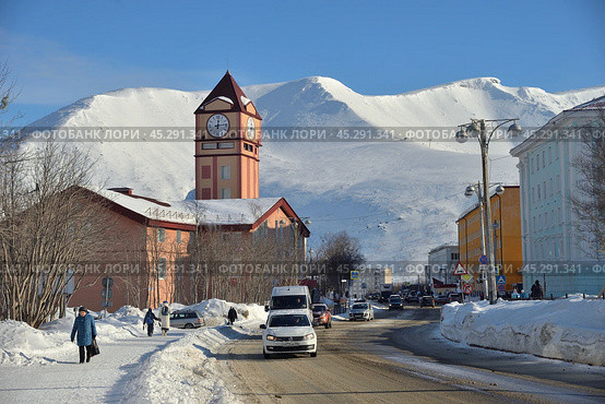 Kirovsk, Murmansk region, Russia, March 15, 2024: Museum and Exhibition Сenter of JSC Apatit with clock tower on Lenin Avenue. Редакционное фото, фотограф Алексей Антипов / Фотобанк Лори