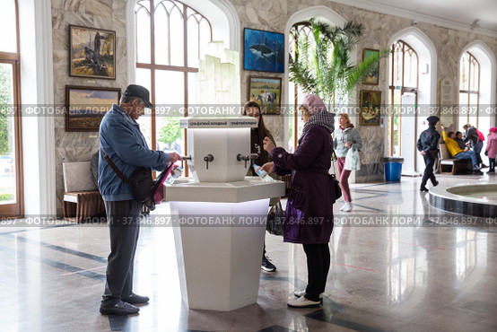 Kislovodsk Narzan gallery with people (2022 год). Редакционное фото, фотограф Юлия Бабкина / Фотобанк Лори
