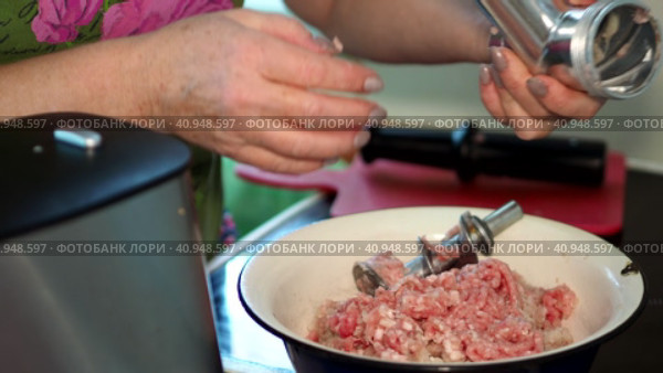 Kitchen. A woman's hands disassembling an electric meat grinder after cooking minced meat. Close-up shooting. Стоковое видео, видеограф Сергей Медведев / Фотобанк Лори