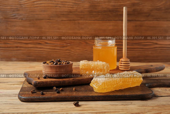 Kitchen board with sweet honey, combs and beebread on wooden background. Стоковое фото, фотограф Pixel_shot / Фотобанк Лори