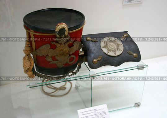 Кивер нижнего чина Лейб-гвардии Гусарского полка (1826-1843 г.г., Россия). Сумка патронная нижнего чина армейской пехоты (середина 19 в., Россия). Экспозиционный зал Панорамы, Севастополь (2014 год). Редакционное фото, фотограф Щеголева Ольга / Фотобанк Лори