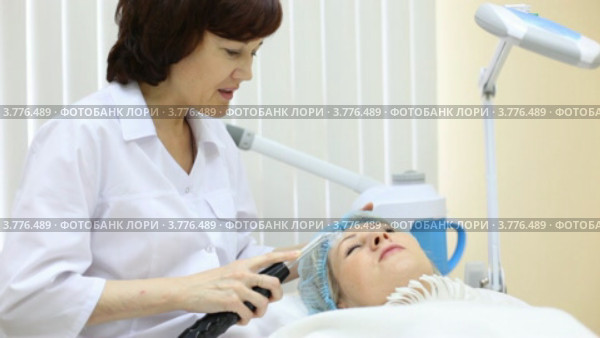 Клиентка на приеме у косметолога в салоне красоты. Стоковое видео, видеограф Losevsky Pavel / Фотобанк Лори