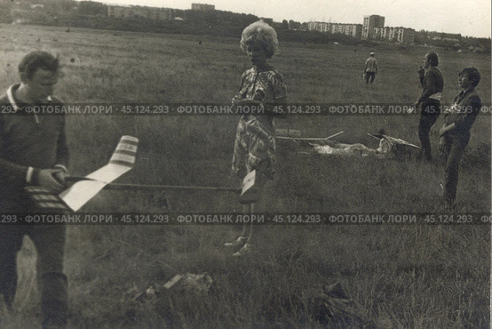Клуб авиамоделистов соревнуется на поле, СССР, 1960-е гг. Стоковое фото, фотограф Retro / Фотобанк Лори