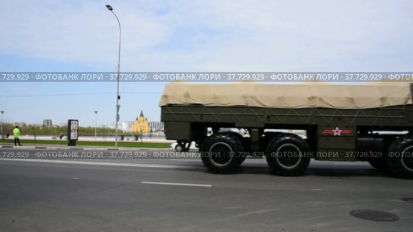 Колесная и гусеничная военная техника двигается по дороге. Фрагмент репетиции Парада Победы. Редакционное видео, видеограф Nikolay Pestov / Фотобанк Лори
