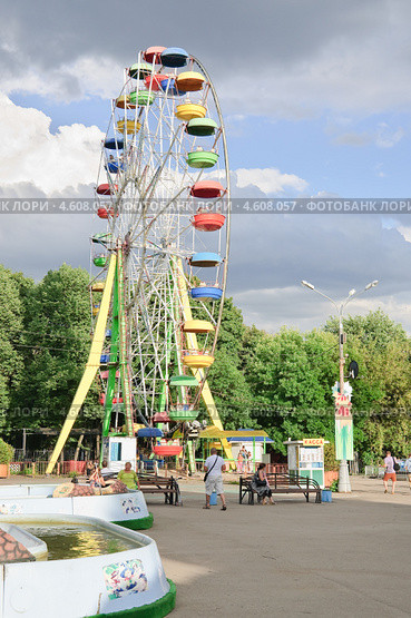 Колесо обозрения (чертово колесо) в парке "Сокольники" (2012 год). Редакционное фото, фотограф Алёшина Оксана / Фотобанк Лори