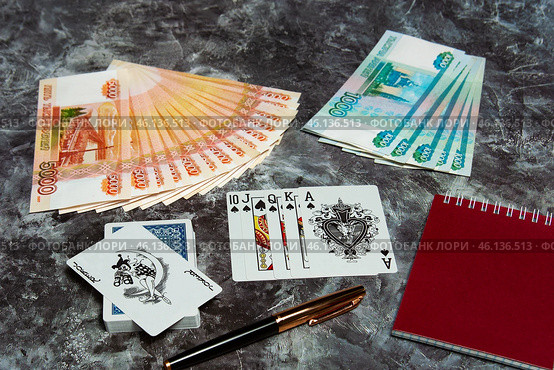 Колода карт деньги пачка купюры 5000 рублей 1000 рублей много денег рубли джокер стрит блокнот ручка deck of cards banknotes rubles joker notebook pen. Стоковое фото, фотограф Константин Козлов / Фотобанк Лори