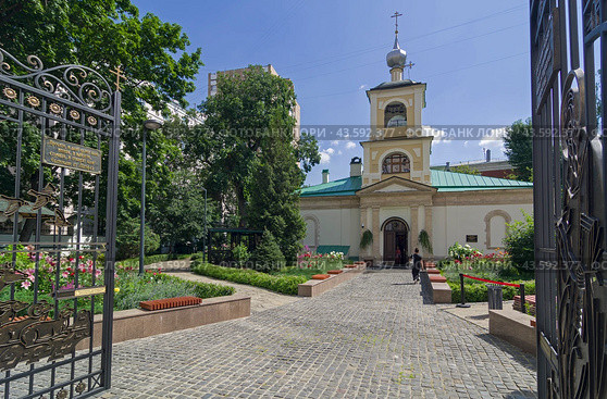 Колокольня  храма Священномученика Власия в Старой Конюшенной слободе. Москва, угол Гагаринского и Большого Власьевского переулков. Солнечный день в июле. (2024 год). Стоковое фото, фотограф Сергей Рыбин / Фотобанк Лори