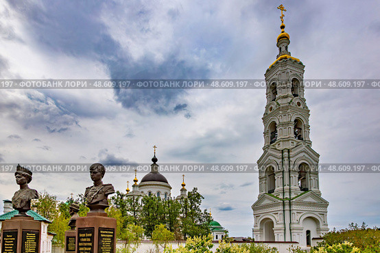 Колокольня и храм Николо-Берлюковской пустыни (Мужского монастыря) у села Авдотьино. Редакционное фото, фотограф Владимир Шипикин / Фотобанк Лори