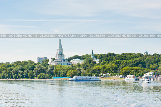 Коломенское. Вид со стороны реки. Летний день. Москва. Россия (2016 год). Редакционное фото, фотограф E. O. / Фотобанк Лори