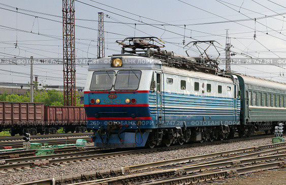 Коломна. Электровоз пассажирский постоянного тока ЧС2К-501 на станции Голутвин Московской железной дороги (2007 год). Редакционное фото, фотограф Дмитрий Щукин / Фотобанк Лори