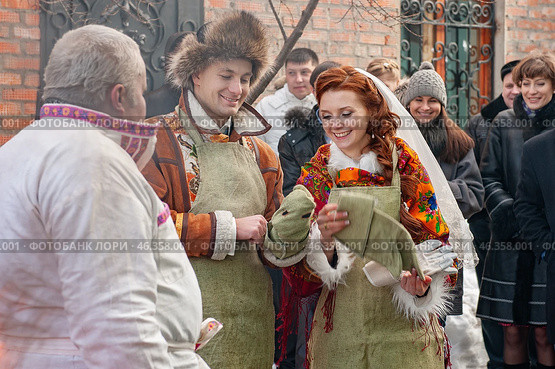 Kolomna, Russia, February 16, 2013. A colorful wedding celebration in Russian traditions. The bride and groom perform the forging ceremony in the forge. Revival and popularization of national traditions by young people. Редакционное фото, фотограф Оксана Медведева / Фотобанк Лори