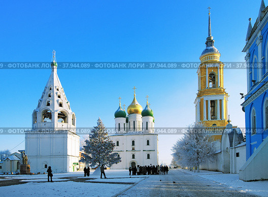 Коломна, Соборная площадь кремля, Успенский собор, соборная колокольня и колокольня Свято-Троицкого Ново-Голутвинского женского монастыря (2008 год). Стоковое фото, фотограф Михаил Марковский / Фотобанк Лори